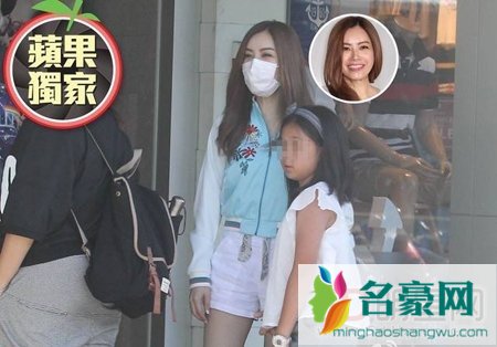 消失九年的天后徐怀钰再出山疑似带女儿上街