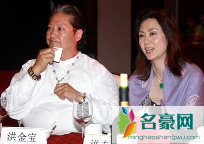 洪金宝的老婆是谁 洪金宝老婆谢楠照片