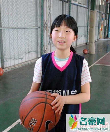 12岁女乔丹范蕊雅精彩投球完爆全场男生