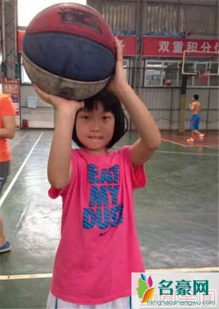 12岁女乔丹范蕊雅精彩投球完爆全场男生