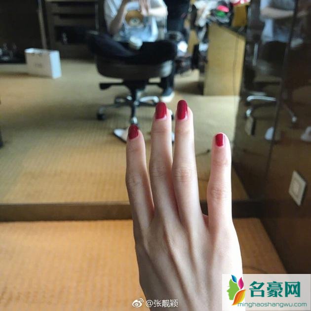 张靓颖晒右手照预示着什么 张靓颖真的离婚了吗?