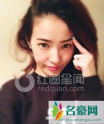 组图：欧弟与重庆妹子领证结婚 晒钻戒称感谢祝福