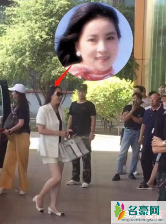 为什么说成龙妻子短裙现身是假的 成龙现任妻子到底是谁?