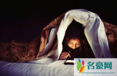 手机放床头睡觉会掉头发吗 手机放床头睡觉有什么危害
