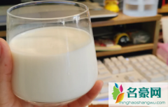 牛奶摇一摇为什么那么多泡泡 纯牛奶剧烈摇晃还能喝吗